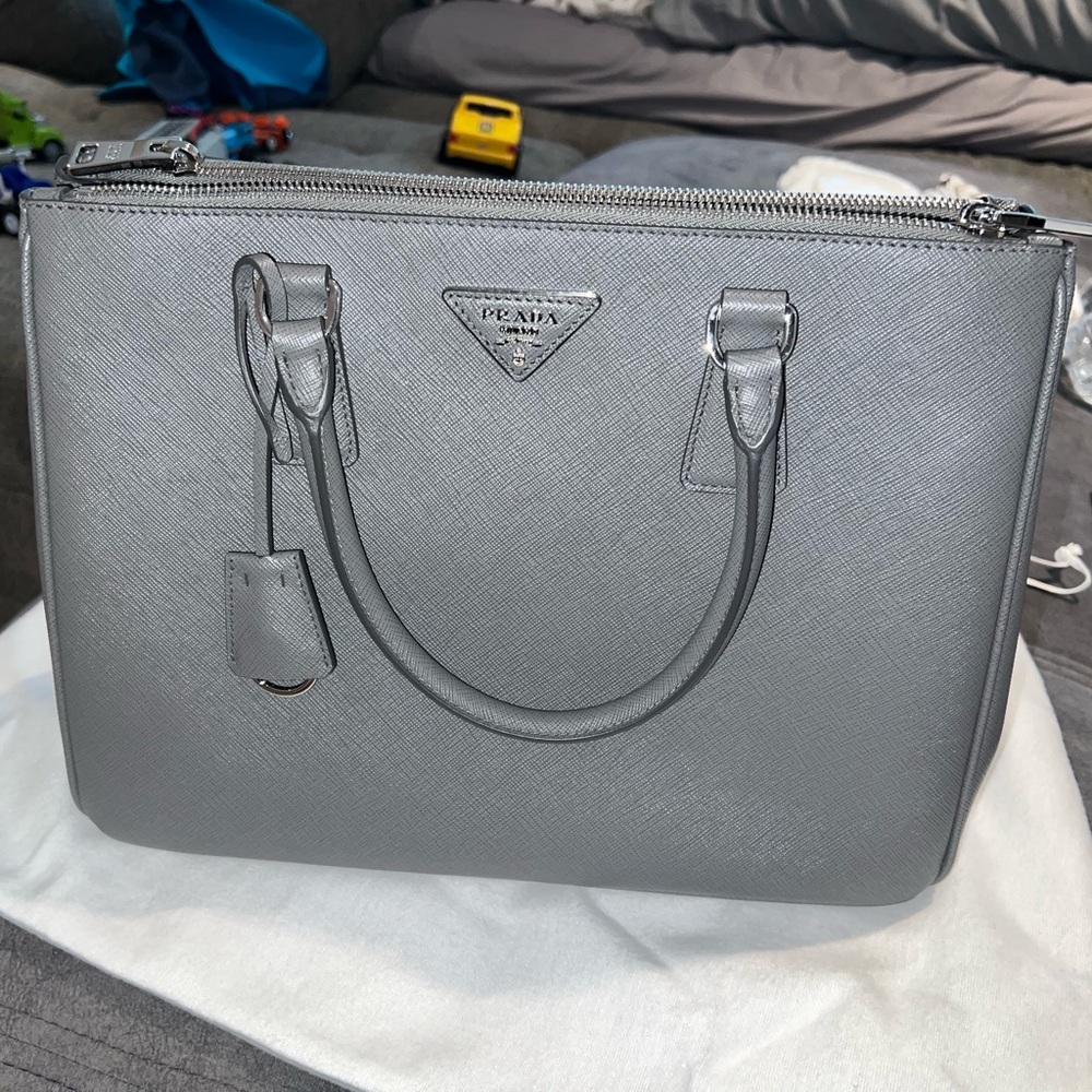 Prada
Medium Galleria Leather Tote Marmo